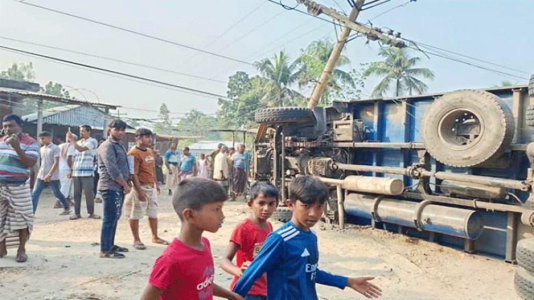 পাবনায় ট্রাকচাপায় ২ স্কুলশিক্ষার্থীসহ নিহত ৩