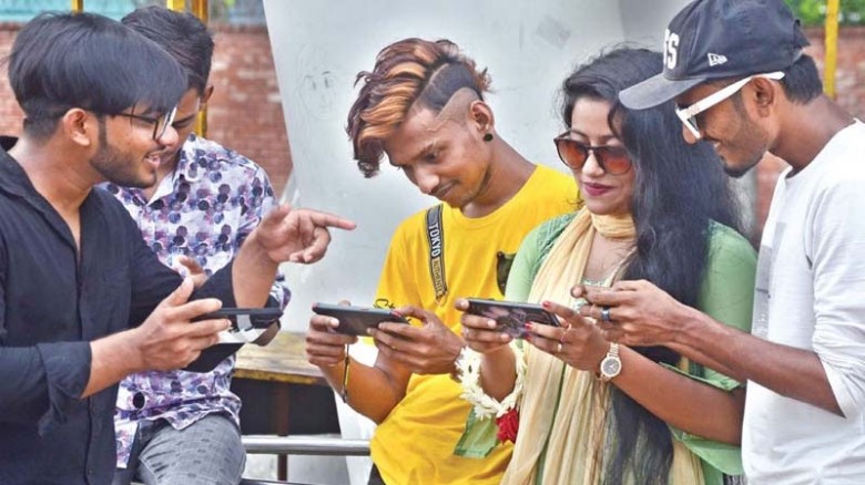 বিদেশ থেকে আনা মোবাইল ফোন নিবন্ধনের উপায় জানাল বিটিআরসি