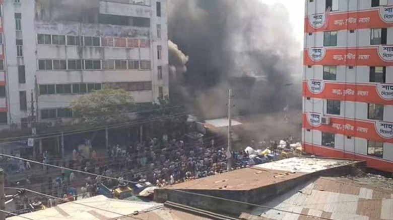 টঙ্গীতে তুলার গোডাউনে ভয়াবহ আগুন, নিয়ন্ত্রণে ৭ ইউনিট