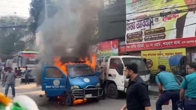 রমনা থানার সামনে পুলিশের গাড়িতে আগুন