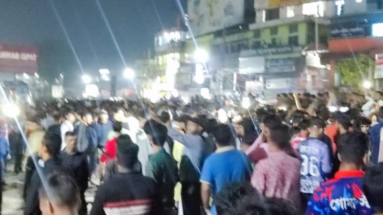 হাফ ভাড়া না নেওয়ায় শ্রমিক-শিক্ষার্থী সংঘর্ষ, অর্ধশতাধিক বাস ভাঙচুর