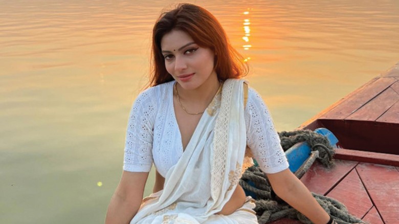 ভোট চাইলেন 'মিস ইন্টারন্যাশনাল' প্রতিযোগি জেসিয়া