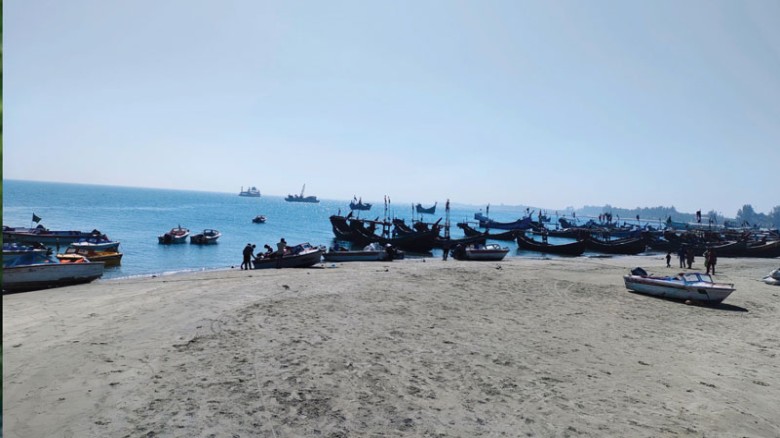 সেন্টমার্টিন উপকূল থেকে ১২ জেলেকে ধরে নিয়ে গেল আরাকান আর্মি