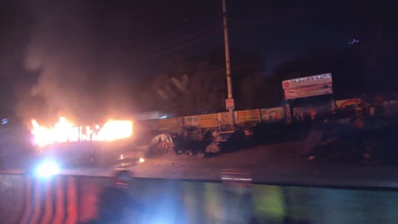 সাভারে পার্কিং করা বাসে আগুন