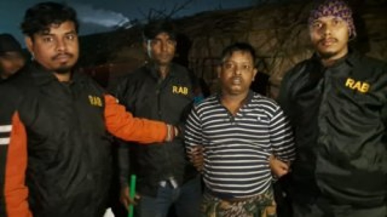 হাদিকে হত্যাচেষ্টা: র‍্যাবের হাতে গ্রেফতার মাসুদের ঘনিষ্ঠ সহযোগী দাঁতভাঙা কবির