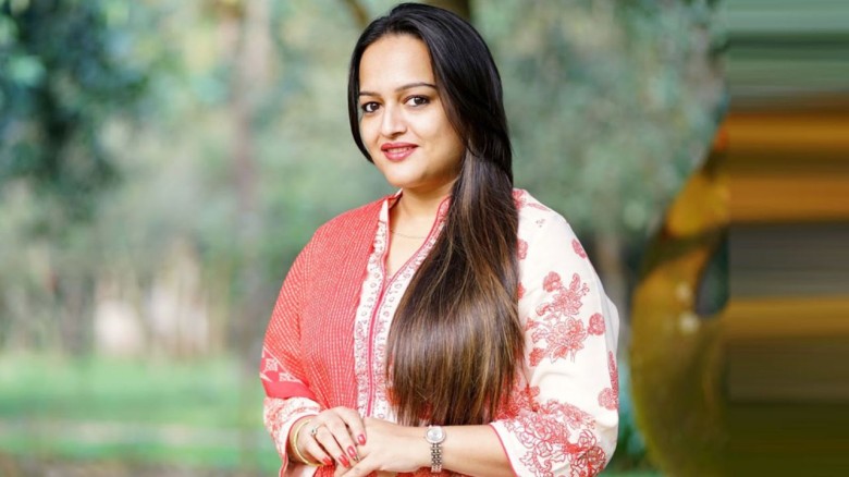 জৌলুসের মাঝেও নিভৃতচারী ঈশিতা