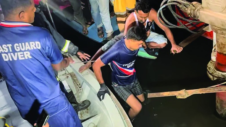 পারাপারের সময় ফেরি থেকে ৫ যানবাহন নদীতে পড়ে নিহত ৩