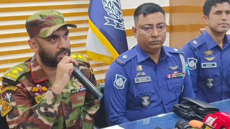 মানিকগঞ্জে যৌথবাহিনীর অভিযানে রিভলবার ও ককটেল উদ্ধার