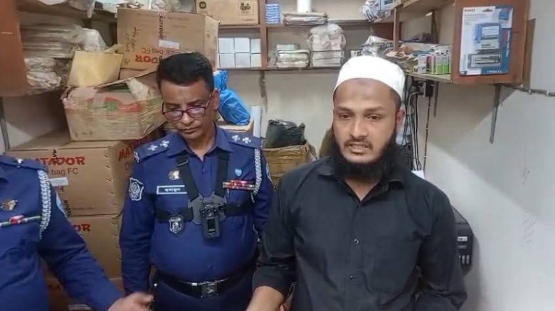 লক্ষ্মীপুরে ভোটের ৬টি সীলসহ ব্যবসায়ী আটক, কম্পিউটার ও মোবাইল জব্দ