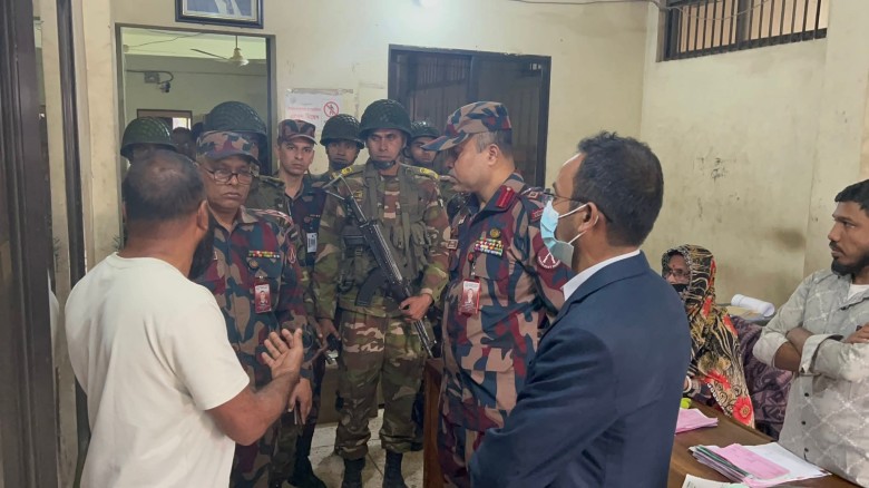 ফেনীতে এস এ পরিবহনে যৌথ বাহিনীর অভিযান: বিপুল পরিমাণ ভারতীয় পণ্য জব্দ