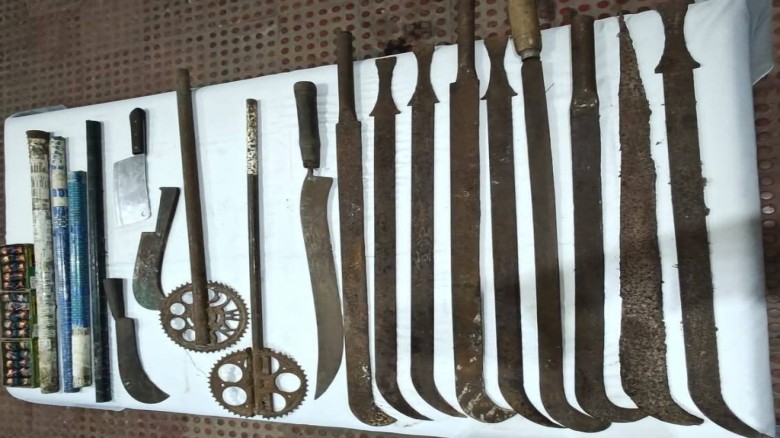 গজারিয়ায় কিশোর গ্যাংয়ের আস্তানা থেকে অস্ত্র ও বোমা উদ্ধার