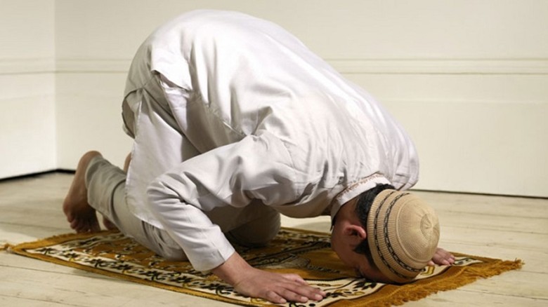 গ্রিসে বাসায় নামাজ পড়ায় বাংলাদেশি প্রবাসীর রেসিডেন্স বাতিল