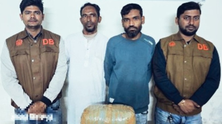 মুন্সিগঞ্জে রাস্তায় দুজনকে তল্লাশি করে পাওয়া গেল ৪ কেজি গাঁজা