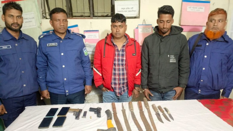 গফরগাঁওয়ে যৌথ বাহিনীর বিশেষ অভিযান: বিদেশি পিস্তল ও দেশীয় অস্ত্রসহ গ্রেপ্তার ২