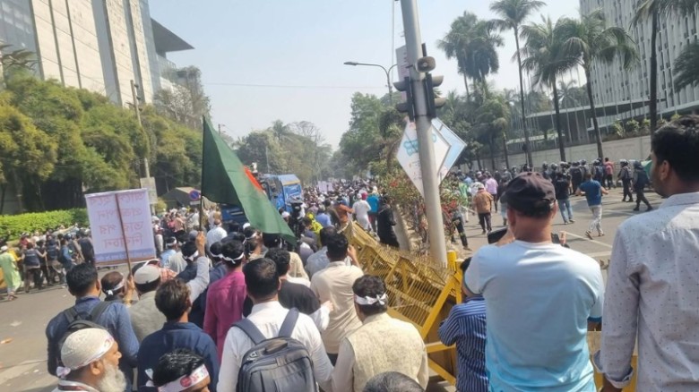 পুলিশের ব্যারিকেড ভেঙে যমুনা অভিমুখে সরকারি কর্মচারীদের পদযাত্রা