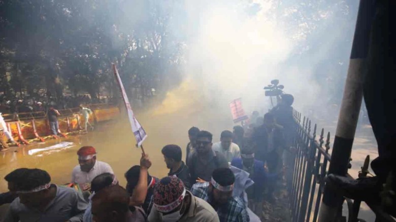 জলকামান উপেক্ষা করে যমুনার সামনে সরকারি কর্মচারীদের ‘ভুখা মিছিল’