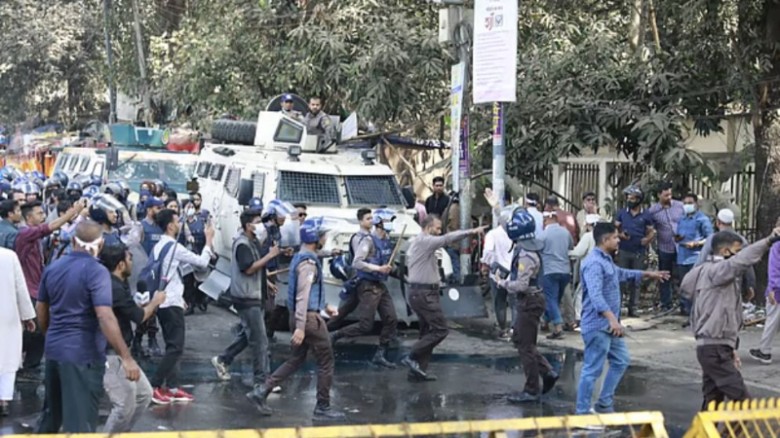 রণক্ষেত্র যমুনা এলাকা: পিছু হটলেন সরকারি কর্মচারীরা, আটক ৫