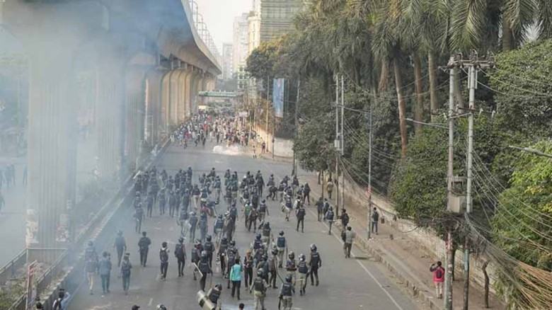 বাংলামোটরে আবারও অবস্থান ইনকিলাব মঞ্চের, টিয়ারশেলে ছত্রভঙ্গ