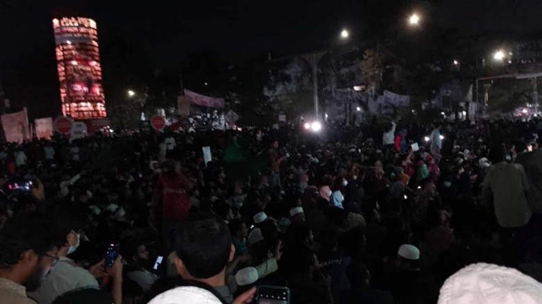 সংঘর্ষের পর শাহবাগ অবরোধ করেছেন ইনকিলাব মঞ্চের নেতাকর্মীরা, যান চলাচল বন্ধ