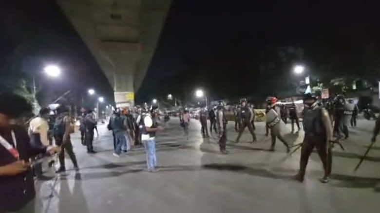 শাহবাগে ফের পুলিশের সঙ্গে ইনকিলাব মঞ্চের কর্মী-সমর্থকদের সংঘর্ষ