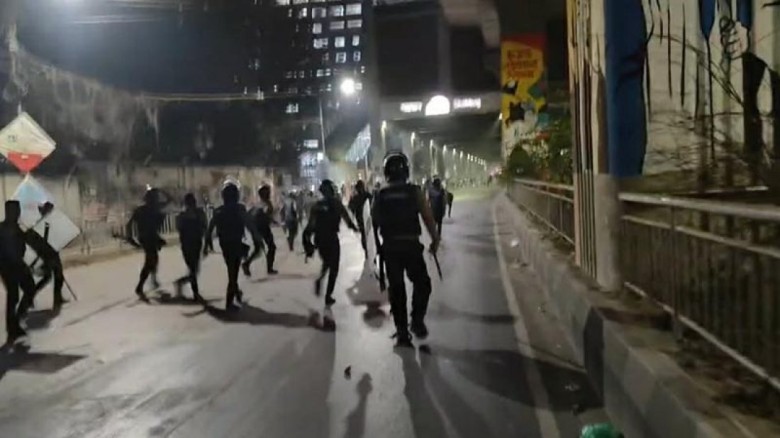 পুলিশের লাঠিচার্জ, টিয়ারশেল ও সাউন্ড গ্রেনেডে আহত অর্ধশতাধিক