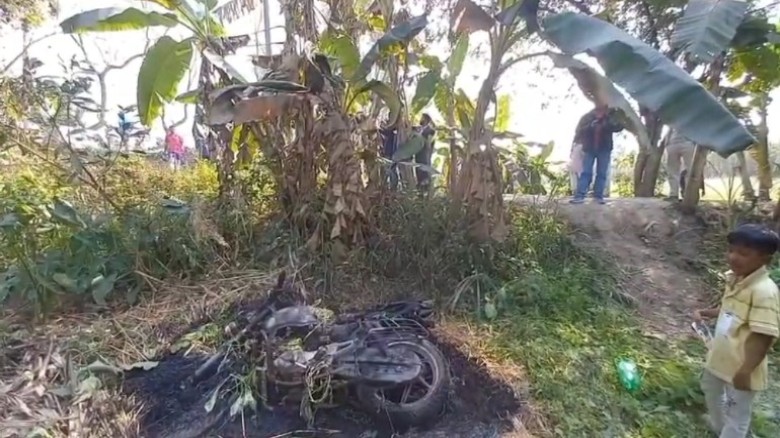 রাজৈরে ভোটকেন্দ্রের পাশে মোটরসাইকেলে আগুন, এলাকায় আতঙ্ক