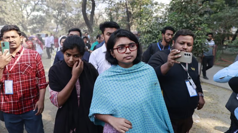 বিজয়ীকে অভিনন্দন: হারলেও মাঠ ছাড়ছেন না তাসনিম জারা