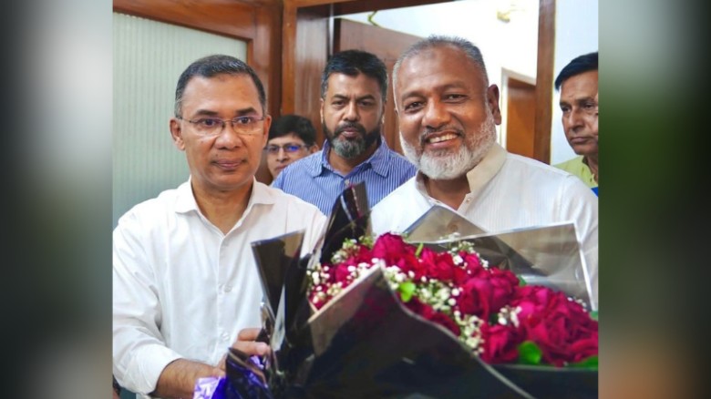 তারেক রহমানকে ফুলেল শুভেচ্ছা ও অভিনন্দন জানালেন নবনির্বাচিত এমপি এস এম জিলানী