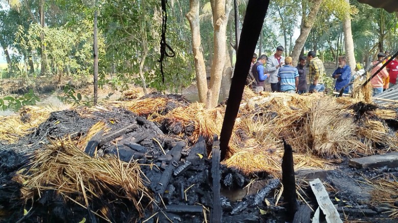 নড়াইলে বিএনপি নেতার বাড়িতে আগুন: দলীয় কোন্দলের অভিযোগ