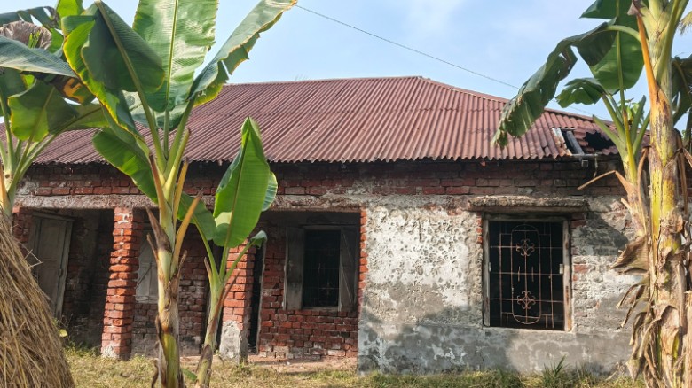 নামেই স্বাস্থ্য কেন্দ্র, সেবা নেই ২ বছর: ব্যবহারের অনুপযুক্ত ভবন, জনবল শূন্য