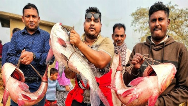 বড় মাছ আর বিশাল মিষ্টির পসরায় জমে উঠল ঐতিহ্যবাহী খাউড়া মেলা
