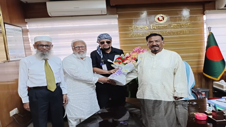 মুক্তিযুদ্ধ বিষয়ক মন্ত্রী হাফিজ উদ্দিন আহমদকে খেতাবপ্রাপ্ত মুক্তিযোদ্ধাদের ফুলেল শুভেচ্ছা