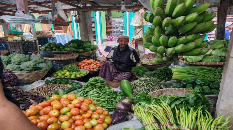 নরসিংদীতে লেবুর বাজারে আগুন: হালি ঠেকেছে ১২০ টাকায়