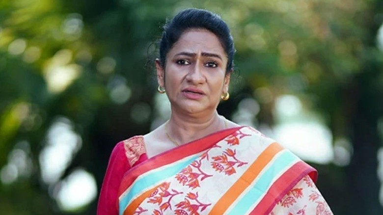 ছেলেকে রাস্তায় ফেলে মারধর, থানায় অভিযোগ নিয়ে অভিনেত্রী মনিরা মিঠু