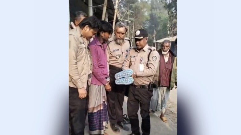 প্লাস্টিকের জুতায় ইয়াবা পাচারের অভিনব কৌশল: নোয়াখালীতে মাদক কারবারি গ্রেপ্তার