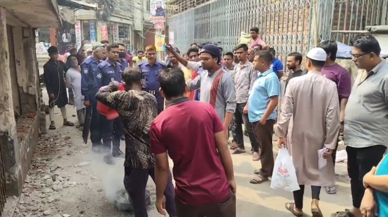 ময়মনসিংহে জেলা আওয়ামী লীগ অফিস ভাঙচুর, সামনে আগুন