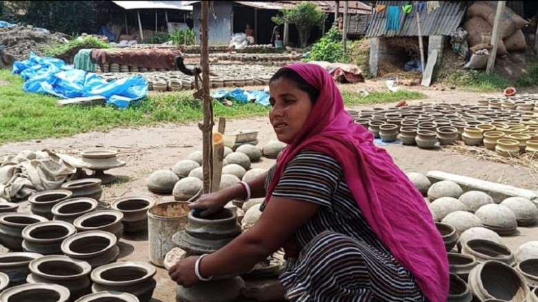 ঐতিহ্যের পালপাড়ায় দুর্দিন: সিরাজগঞ্জে বিলুপ্তির পথে প্রাচীন মৃৎশিল্প