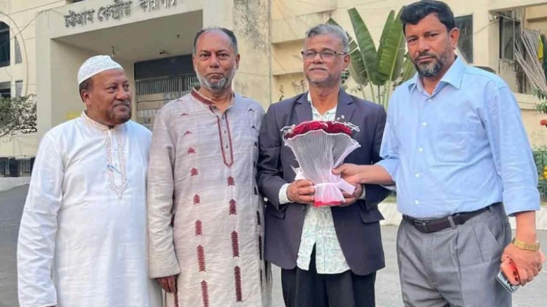 আওয়ামী লীগ নেতাকে কারা ফটকে ফুলেল শুভেচ্ছা জানালেন বিএনপি নেতা