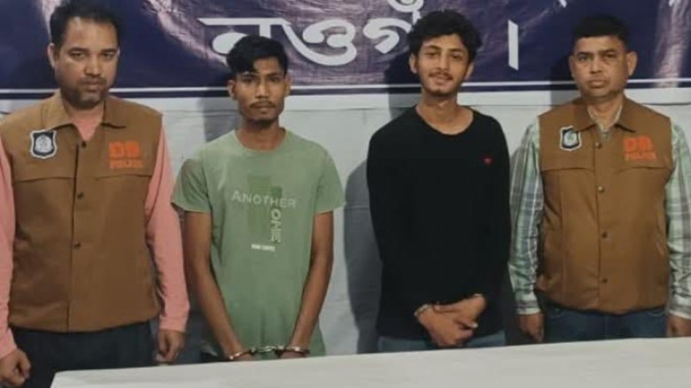 নওগাঁয় স্কুলছাত্রদের ভয় দেখিয়ে ছিনতাই: গোয়েন্দা পুলিশের জালে আটক ২