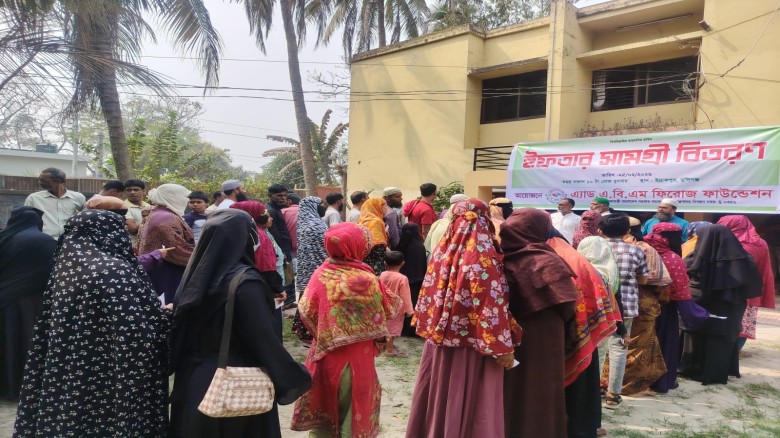 অসহায়দের পাশে ফিরোজ ফাউন্ডেশন: ইফতার পেল পাঁচ শতাধিক পরিবার