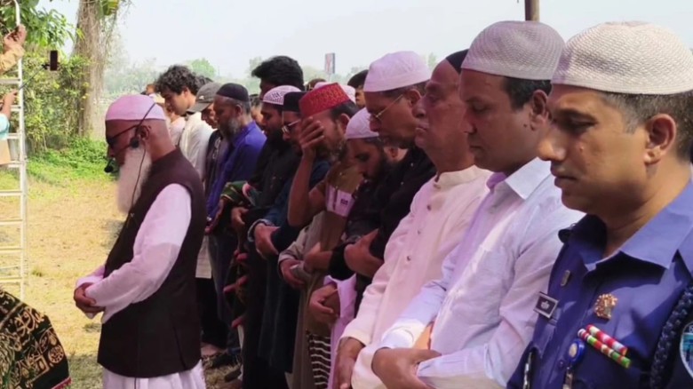 জয়নুল আবদীন ফারুকের স্ত্রীর দাফন সম্পন্ন, সেনবাগে শোকের ছায়া