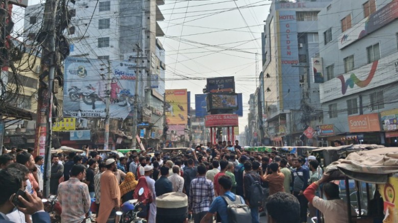 রংপুরে উচ্ছেদ অভিযান: বিলবোর্ড অপসারণ নিয়ে উত্তেজনা