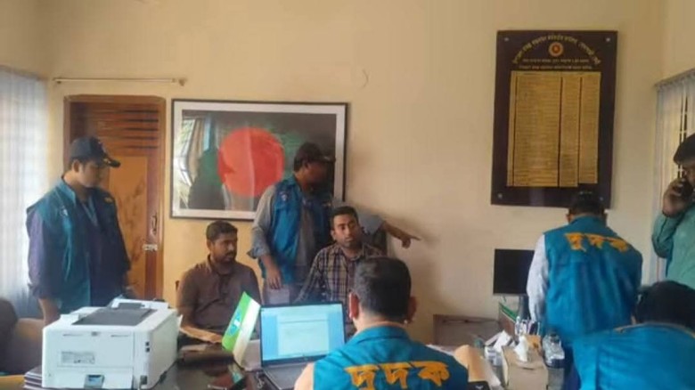 ঘুষের ১ লাখ টাকাসহ সোনাগাজী উপজেলা প্রকল্প কর্মকর্তা দুদকের হাতে আটক