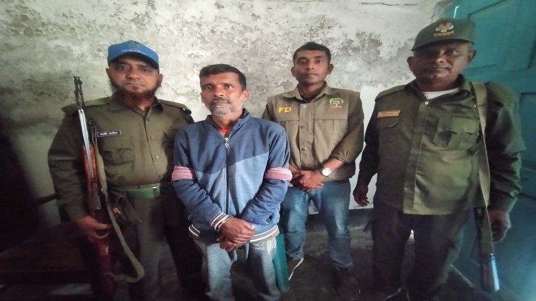 সুন্দরবনে বিষ দিয়ে মাছ ধরার সময় সাবেক বনদস্যু আটক