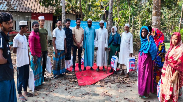 পটুয়াখালীর বাউফলে পিপলস রাইট ফাউন্ডেশনের ইফতার সামগ্রী বিতরণ