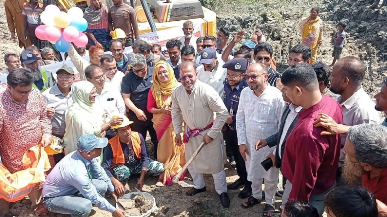 মোংলায় খাল পুনঃখনন কর্মসূচির উদ্বোধন করলেন প্রতিমন্ত্রী শেখ ফরিদুল ইসলাম