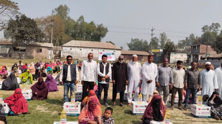 সিরাজগঞ্জে রমজান উপলক্ষ্যে তিন শতাধিক পরিবার পেল দোস্ত এইডের খাদ্য সামগ্রী