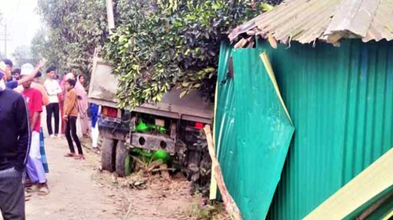 মির্জাপুরে নিয়ন্ত্রণহীন মাটির ট্রাক বসতঘরে: বৃদ্ধ নিহত, আহত স্ত্রী