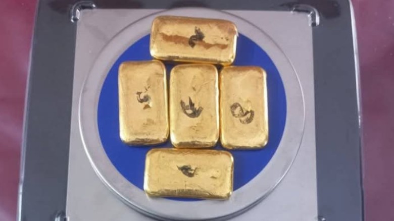 পাঁচবিবি সীমান্তে ৫টি স্বর্ণের বারসহ পাচারকারী আটক