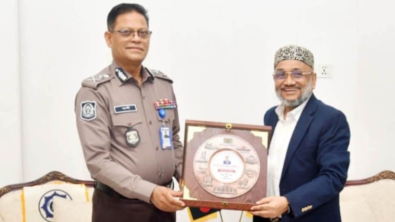আইজিপির সঙ্গে স্টার লাইন গ্রুপের এমডি হাজী আলাউদ্দিনের সৌজন্য সাক্ষাৎ